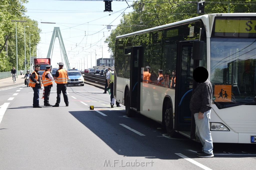 VU Schulbus Taxi Severinsbruecke Rich Innenstadt P56.JPG - Miklos Laubert